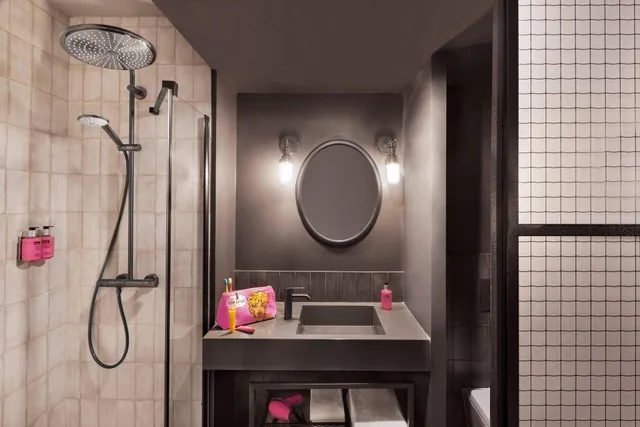 Moxy Sleeper, Guest Room, Queen Bed، Moxy Lille City 7/7