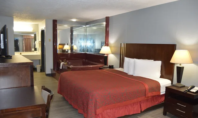 جناح بسرير كينج بحوض جاكوزي، Days Inn & Suites by Wyndham Winnie 5/5