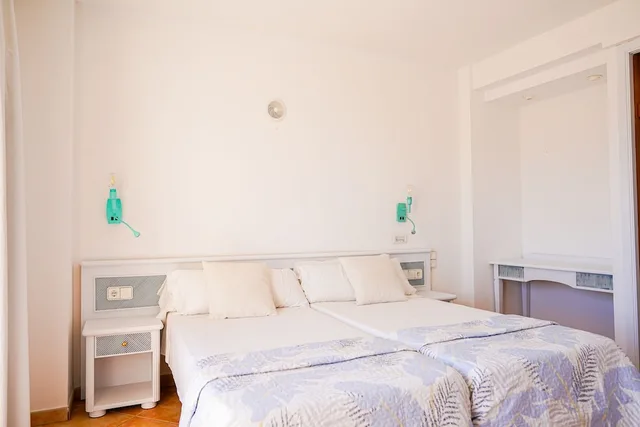 غرفة بسريرين منفصلين بشرفة، Rosamar Ibiza Hotel 4/5