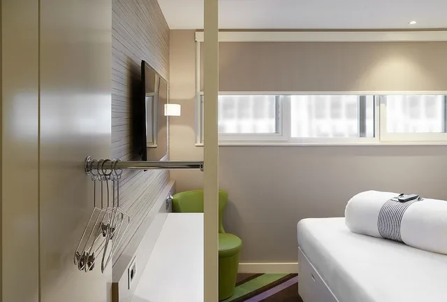 Standard, Double Bed, No Window, Accessible، hub by Premier Inn London Westminster Abbey hotel 8/8