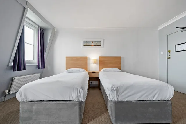 غرفة قياسية بسريرين منفصلين بإطلالة على البحر، Royal Hotel Whitby 1/4