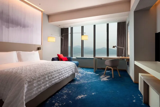 غرفة بسرير كينج بإطلالة على النهر، Le Meridien Hangzhou Binjiang 1/7
