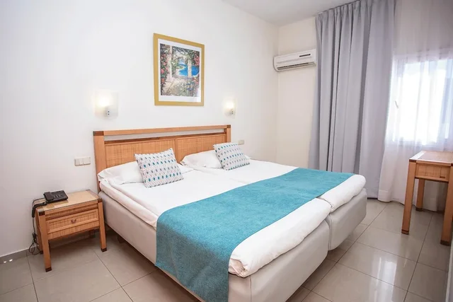 شقة ملكية بشرفة مفردة بسريرين منفصلين بإطلالة جزئية على البحر مع أريكة، Servatur Terrazamar & Sun Suite 1/6