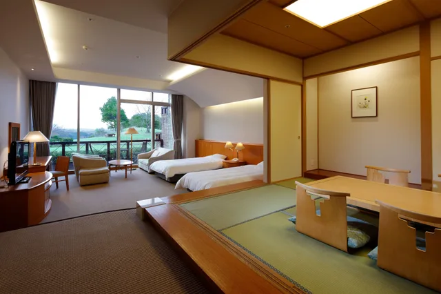 غرفة يابانية غربية بسريرين منفصلين وفرشتي فوتون، Miyako Resort Okushima Aqua Forest 1/6