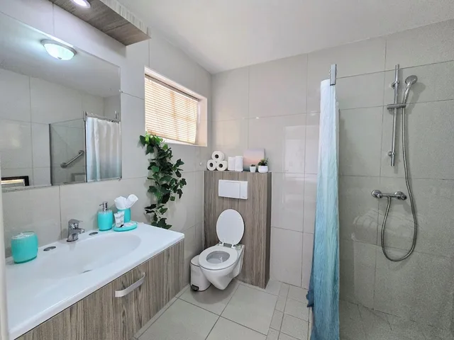 شقة بسرير كوين بغرفة نوم واحدة مع أريكة، Bubali Villa And Apartments 5/7