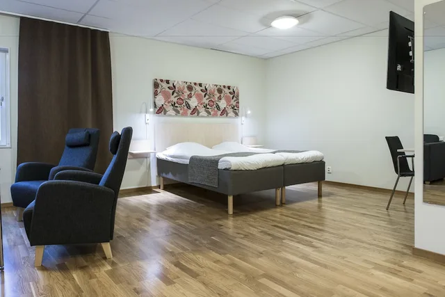 غرفة عائلية بسريرين منفصلين مع أريكة، Hotell Björken 4/9