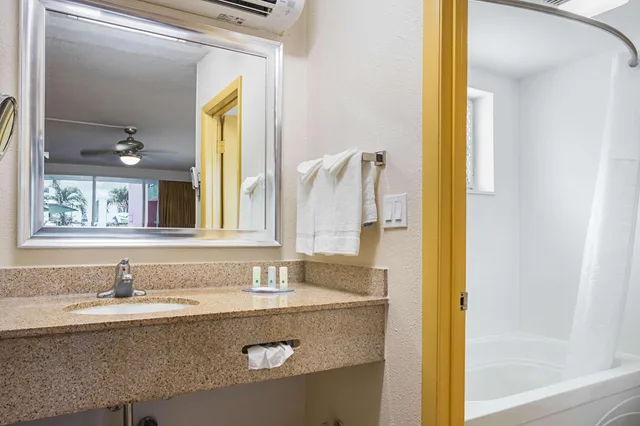 Room, King Bed, Exterior Entrance، Quality Inn and Suites Airport Cruise Port Hollywood 9/9