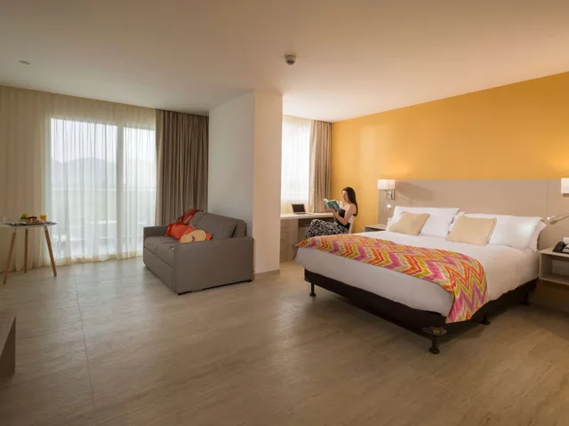 غرفة ديلوكس بسرير كوين مع أريكة، Mercure Santa Marta Emile 1/10