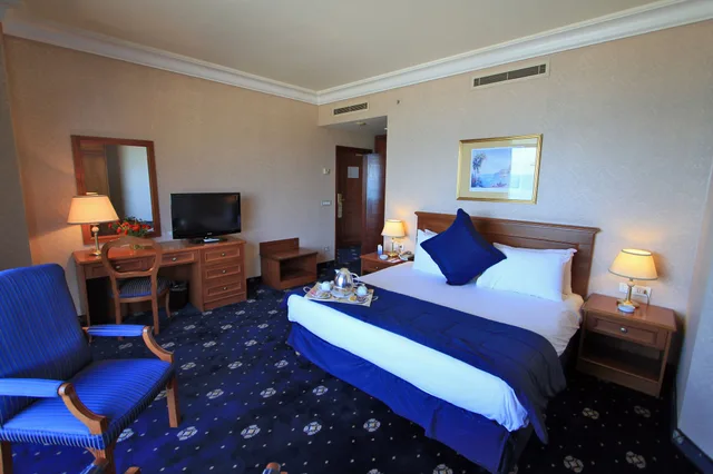 جناح بريميوم جونيور بسرير كينج بإطلالة على البحر، Bayview Hotel, Beirut 3/5