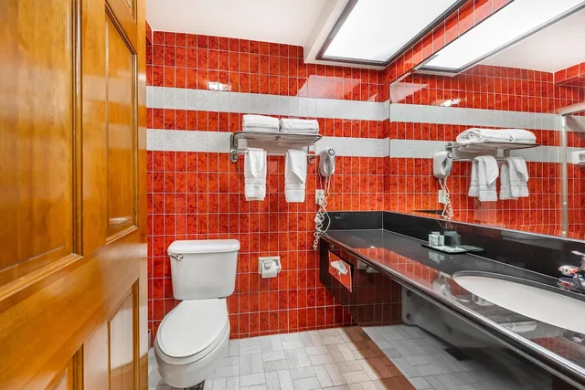 غرفة قياسية بسرير كوين بإطلالة على المسبح بشرفة، Best Western Pine Tree Motel 4/5
