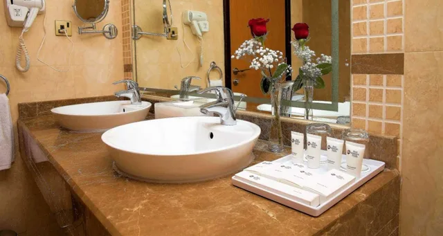 شقة بسرير كينج بغرفة نوم واحدة مع أريكة بمطبخ صغير، Best Western Plus Mahboula 1/2