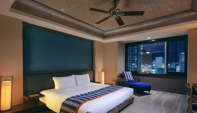 جناح بسرير كينج مع دخول صالة النادي، Oriental Hotel 1/1