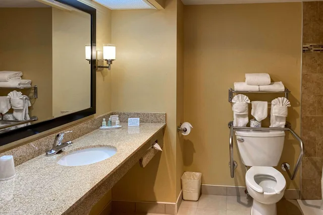 Room, 2 Double Beds, Clarion Hotel & Conference Center Toms River 3/3