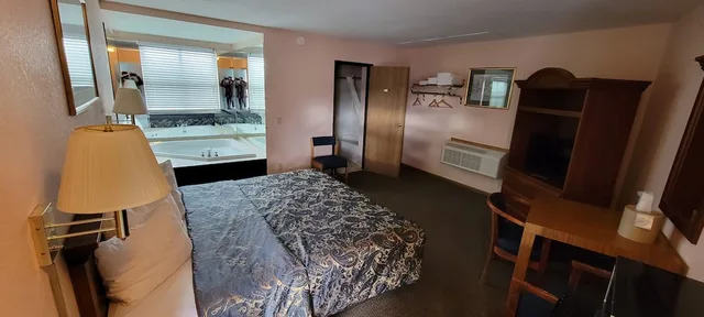 جناح بسرير مزدوج بغرفتي نوم مع أريكة بجاكوزي، Mackinaw Budget Inn 2/4
