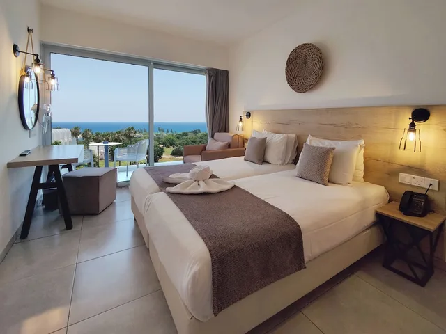 غرفة بسريرين منفصلين بإطلالة على البحر مع أريكة، Bohemian Gardens Hotel 1/4