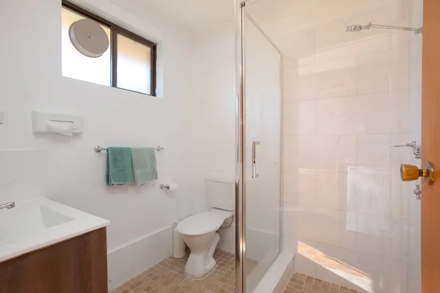 غرفة ديلوكس بسرير كوين وسرير فردي وسرير كوين في الطابق الأرضي، Sapphire Palms Motel 4/6