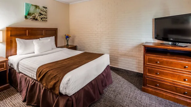 غرفة قياسية بسرير مزدوج مع أريكة، Best Western Adams Inn Quincy-Boston 3/5