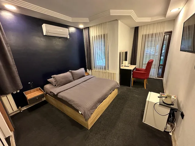 City, Queen Bed, Pool View، Mavilla Hotel 2/6
