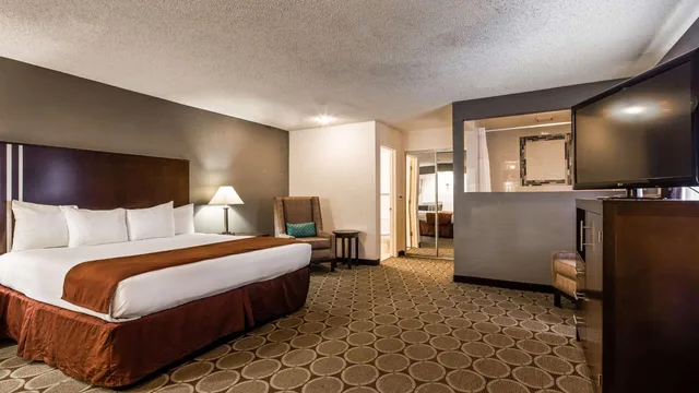 غرفة بسرير كينج بجاكوزي، Best Western Pahrump Oasis 1/10