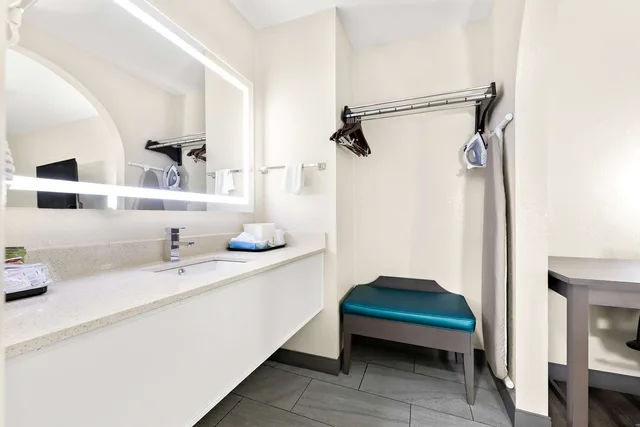 غرفة بسرير كوين، Best Western Catalina Inn 3/3