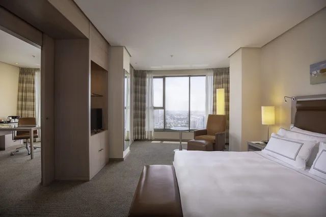 جناح جونيور بسرير كوين مع أريكة، Melia Valencia Palacio de Congresos Formely Hilton Valencia 2/10