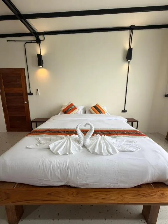 Alt, Junior Suite, King Bed, Sofa، Mountain Blue Cottage 6/10