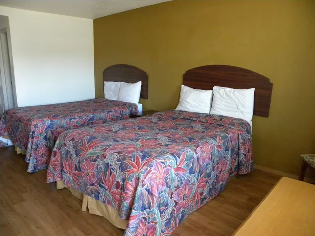 Standard, 2 Queen Beds, Guest Inn Rogers 9/10