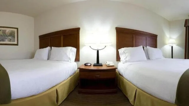 غرفة قياسية بسريرين كوين، Holiday Inn Express Hotel Suites Dyersburg 6/7