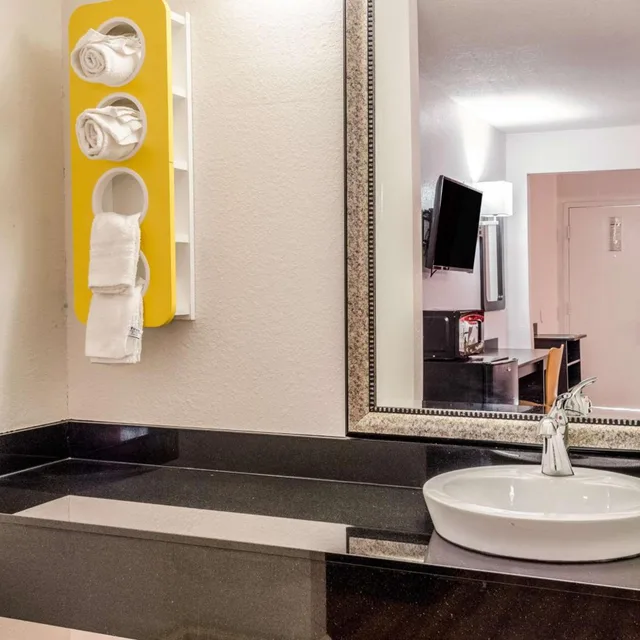 غرفة بسرير كينج لذوي الإعاقة، Motel6 Saraland, AL 9/9