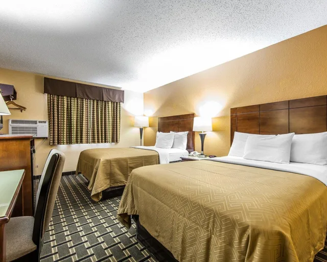 غرفة قياسية بسريرين مزدوجين، Econo Lodge Cartersville Emerson Lake Point 7/10