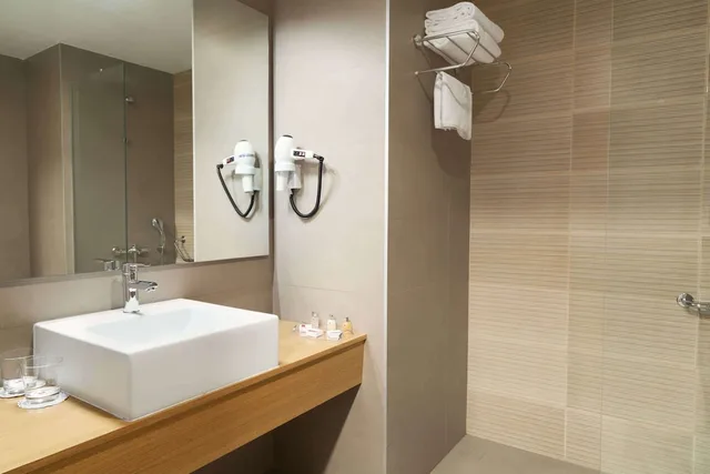 Efficiency, Queen Bed، Ramada by Wyndham Podgorica 3/4