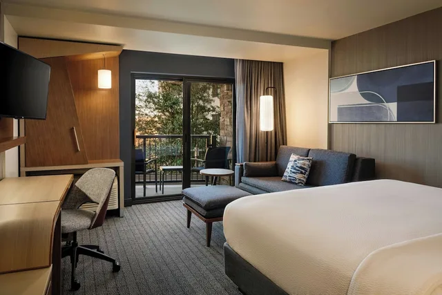 غرفة بسرير كينج بشرفة لذوي الإعاقة، Courtyard Fort Worth At Alliance Town Center 1/4