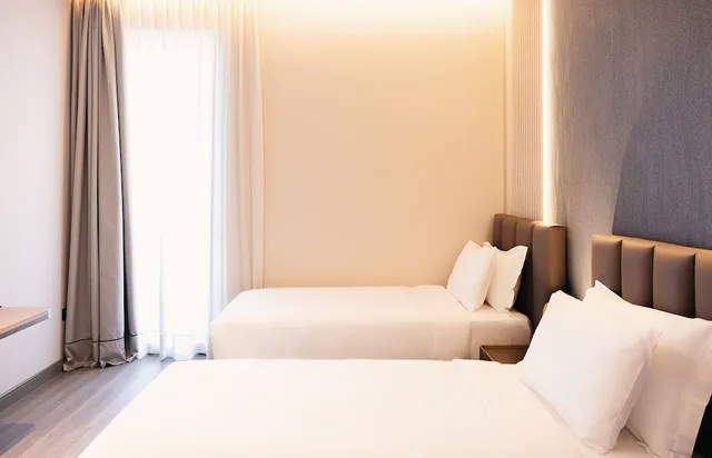 غرفة ديلوكس ثلاثية بسرير كينج وسرير فردي بشرفة، Grand Duka Hotel & Spa 6/10