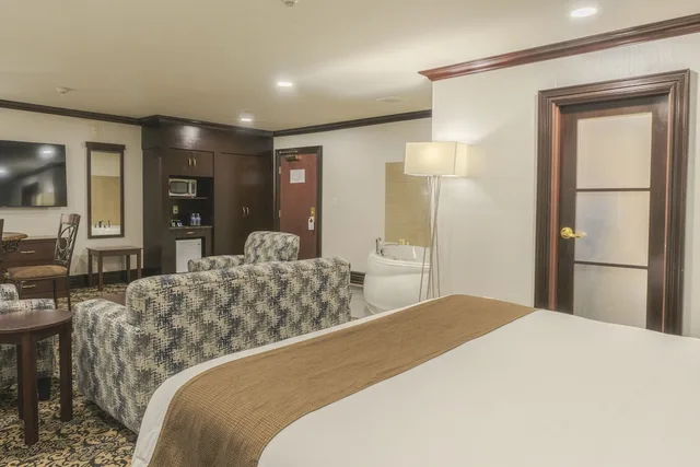 جناح بريميوم بسرير كينج بحوض جاكوزي، Woodbine Hotel and Suites 2/5