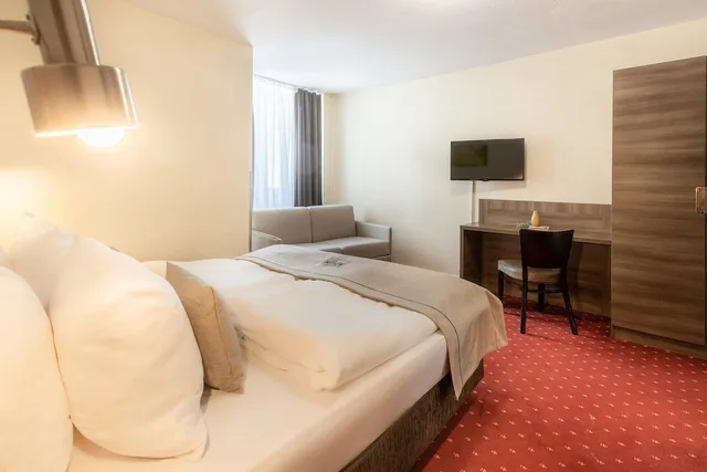 غرفة كومفورت ثلاثية بسريرين منفصلين مع أريكة، Hotel Leonet 1/2