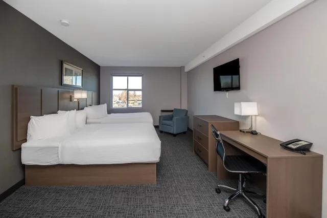 Comfort, 2 Queen Beds, Coast Lethbridge Hotel and Conference Centre 3/5