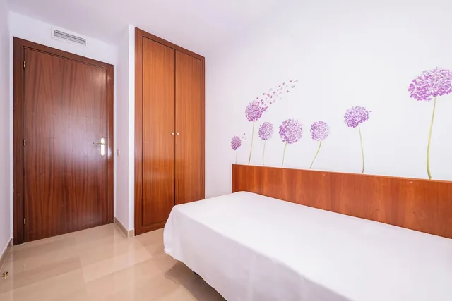 شقة بسرير كينج وسرير فردي بشرفة بغرفتي نوم مع أريكة، Aparthotel Napols 2/3