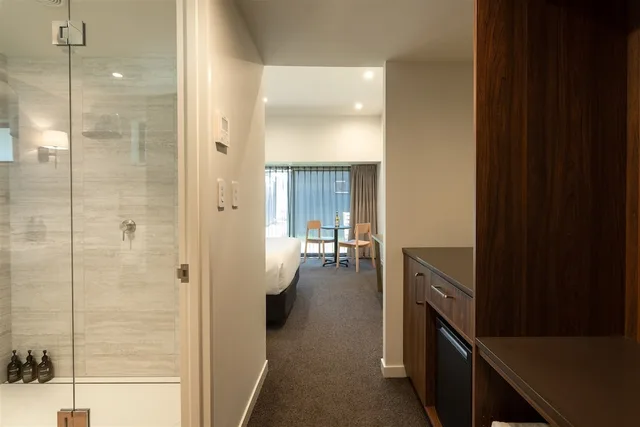 Premium Hotel Room, Edgewater Hotel 6/6