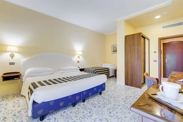 غرفة كلاسيكية بسرير كوين وسرير فردي بإطلالة على البحر بشرفة، Best Western Hotel La Solara 4/9