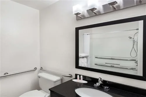غرفة قياسية بسرير كينج، Rodeway Inn & Suites Chandler - Phoenix South I-10 1/1