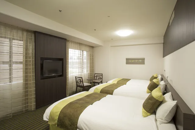 غرفة ديلوكس عائلية بثلاثة أسرّة مع أريكة، Hotel Keihan Kyoto Grande 4/4