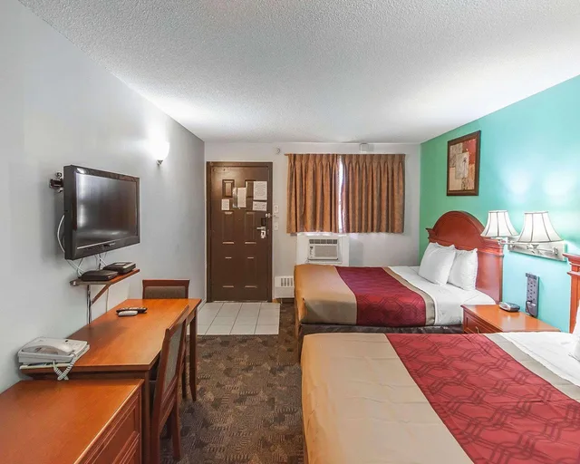 Room, 2 Queen Beds, Accessible, Econo Lodge Inn & Suites Drumheller 1/2
