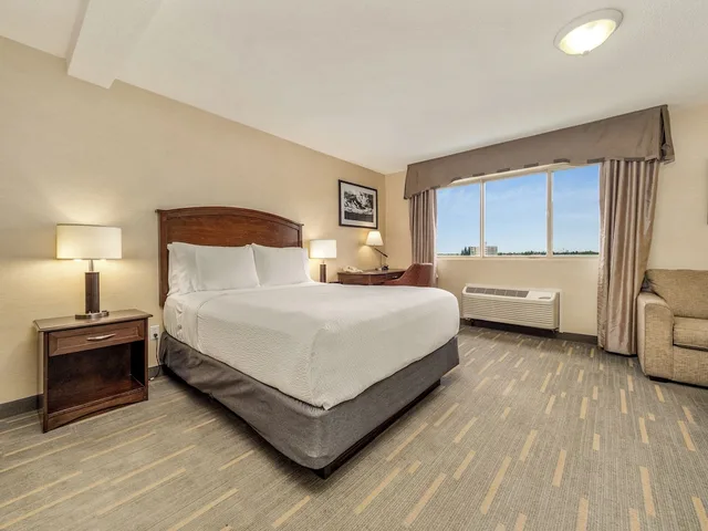 غرفة قياسية بسرير كوين، HOLIDAY INN LETHBRIDGE 2/10