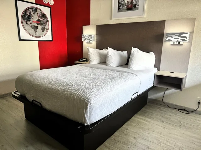 Room, Queen Bed, Exterior Entrance، Ramada By Wyndham Tuscaloosa 4/10