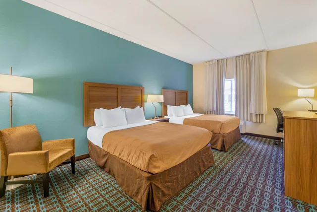 غرفة رباعية بسريرين كوين لذوي الإعاقة، Quality Inn and Suites Sandusky 4/6