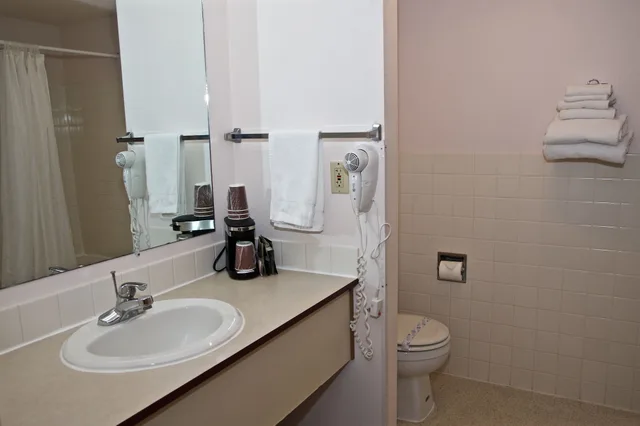 Standard, 2 Queen Beds, King Oscar Motel 5/10