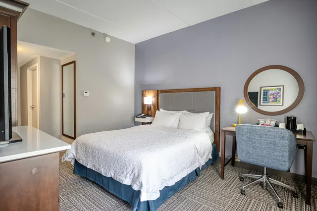 غرفة بسرير كوين لذوي الإعاقة، Hampton Inn Janesville 1/7