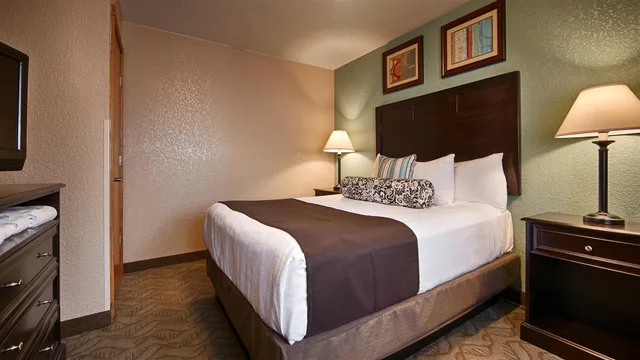 جناح بسرير كينج وسرير كوين بغرفة نوم واحدة، Best Western Plus Bayshore Inn 1/3