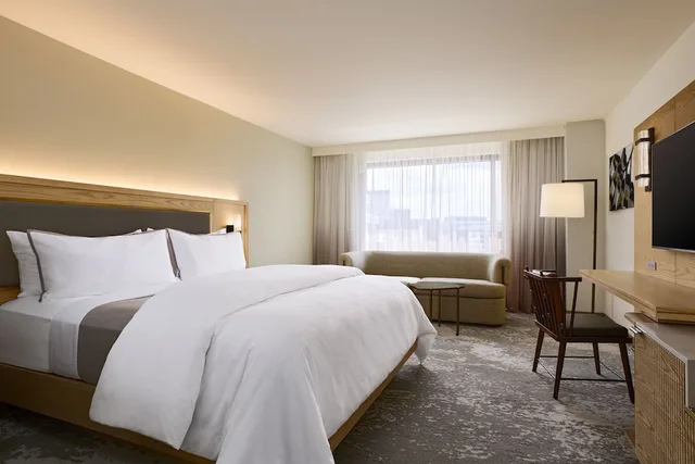 غرفة بسرير كينج، The Westin Los Angeles Airport 1/3
