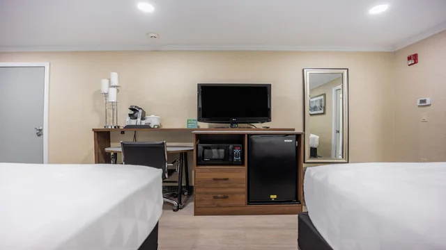 Room, Twin Beds, Accessible, Holiday Inn Plainview-Long Island 2/5